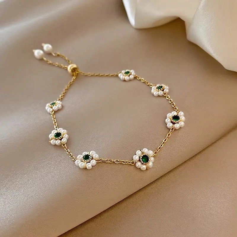 Elegantní náramek Daisy se zelenými krystaly