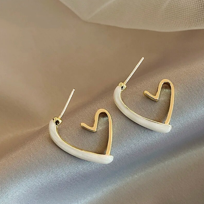 Elegantní otevřené náušnice s bílým srdcem