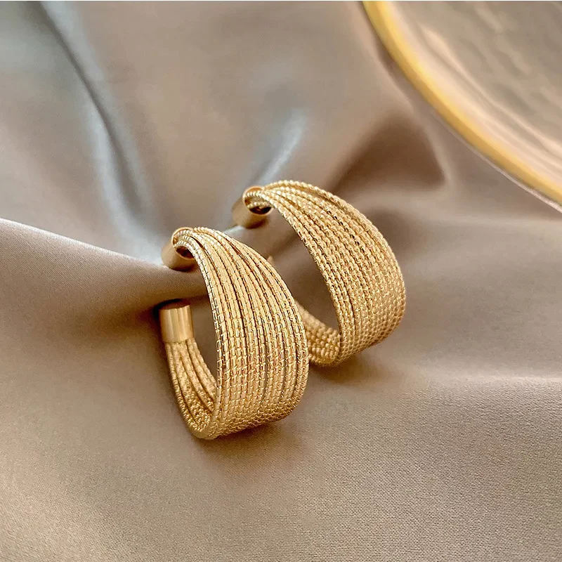 Elegantní zlaté síťované náušnice