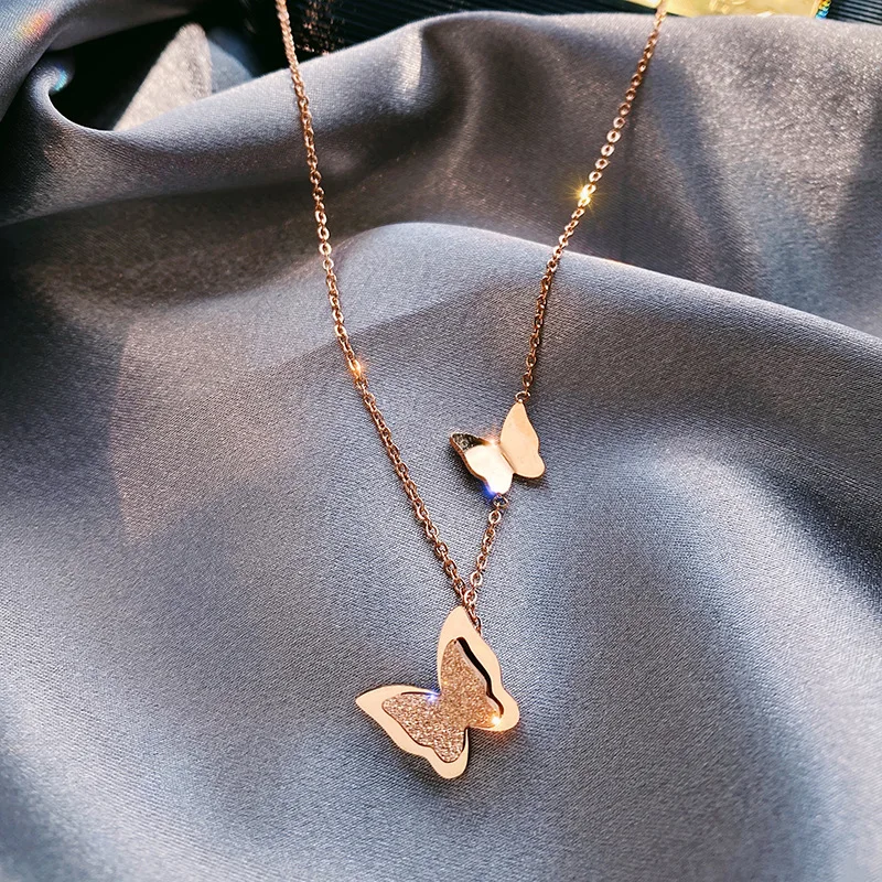 Elegantní náhrdelník s lesklými motýly