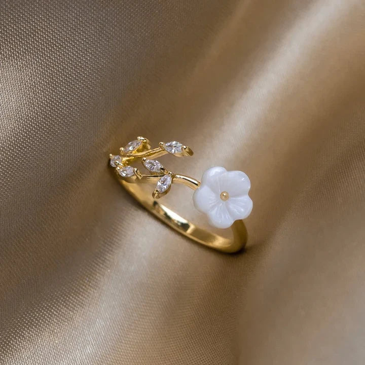 Elegantní zlatý prsten s bílým okvětním lístkem